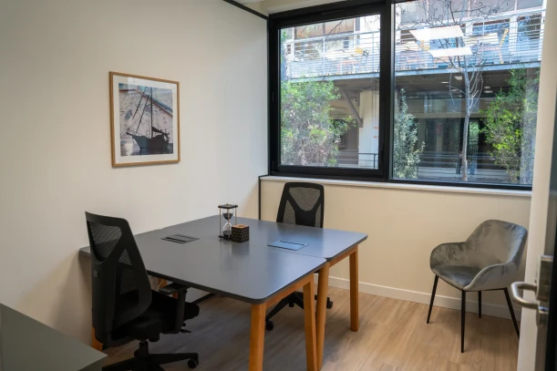 Bureau privé - 06560 - 5 postes - 2001€