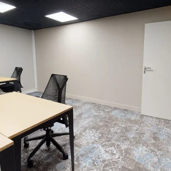 Bureau privé 27 m² 6 postes Coworking Rue d'Athènes Lille 59800 - photo 2