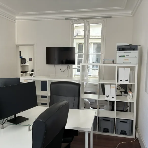 Bureau privé 24 m² 6 postes Location bureau Rue Sainte-Anne Paris 75002 - photo 7