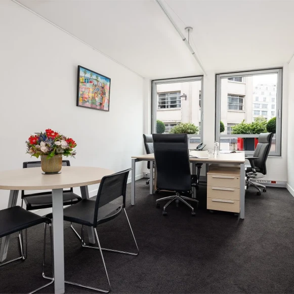 Bureau privé 18 m² 4 postes Coworking Rue Quentin-Bauchart Paris 75008 - photo 1