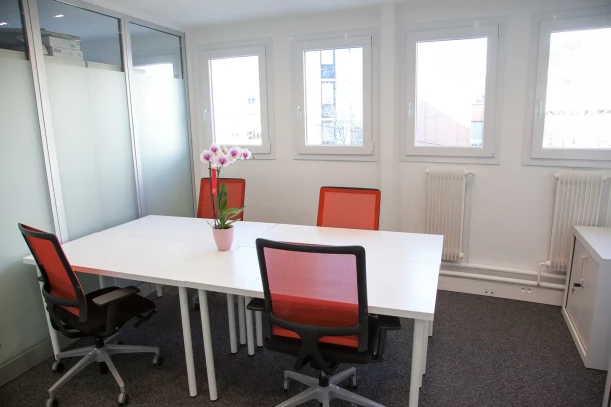 Bureau privé - 92130 - 4 postes - 1220€
