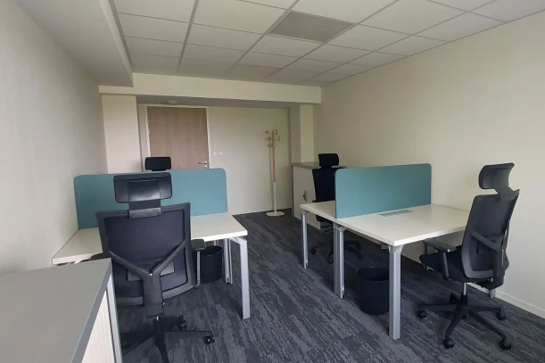 Open Space - 86000 - 3 postes - 230€