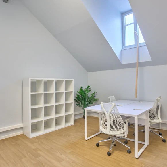 Bureau privé 16 m² 6 postes Coworking Cour des Cigarières Strasbourg 67000 - photo 1