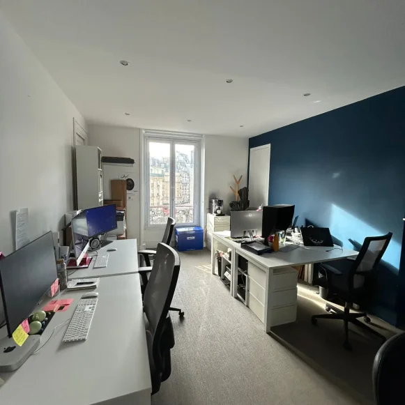 Bureau privé 16 m² 4 postes Location bureau Rue de Turbigo Paris 75001 - photo 1