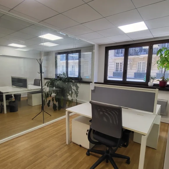 Bureau privé 12 m² 4 postes Location bureau Rue Louise Michel Levallois-Perret 92300 - photo 1
