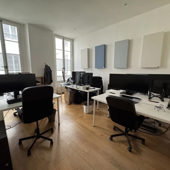 Bureau privé 18 m² 6 postes Location bureau Rue Sainte-Anne Paris 75002 - photo 2