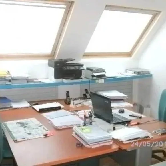 Bureau privé 14 m² 4 postes Coworking Avenue de Creil Senlis 60300 - photo 3