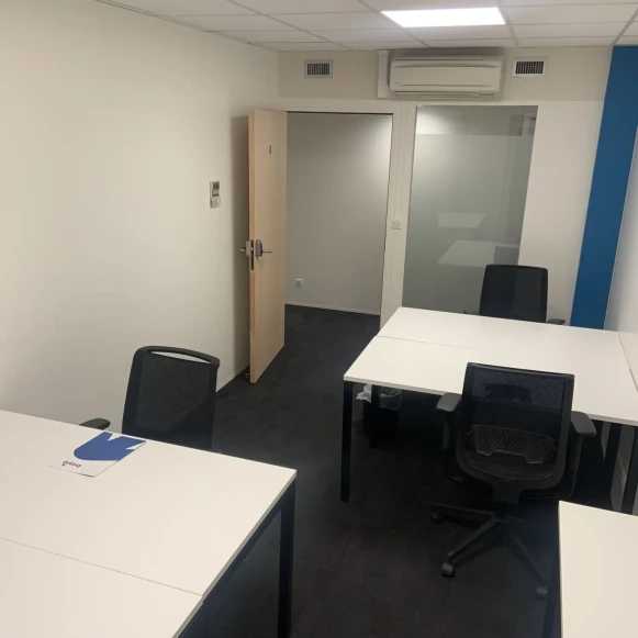 Bureau privé 15 m² 4 postes Coworking Place Rihour Lille 59000 - photo 2