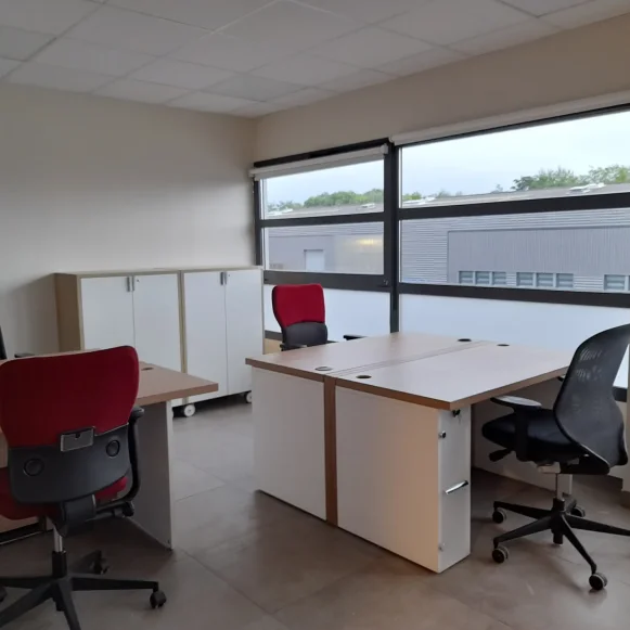 Bureau privé 17 m² 4 postes Location bureau Rue Pascal Meaux 77100 - photo 1