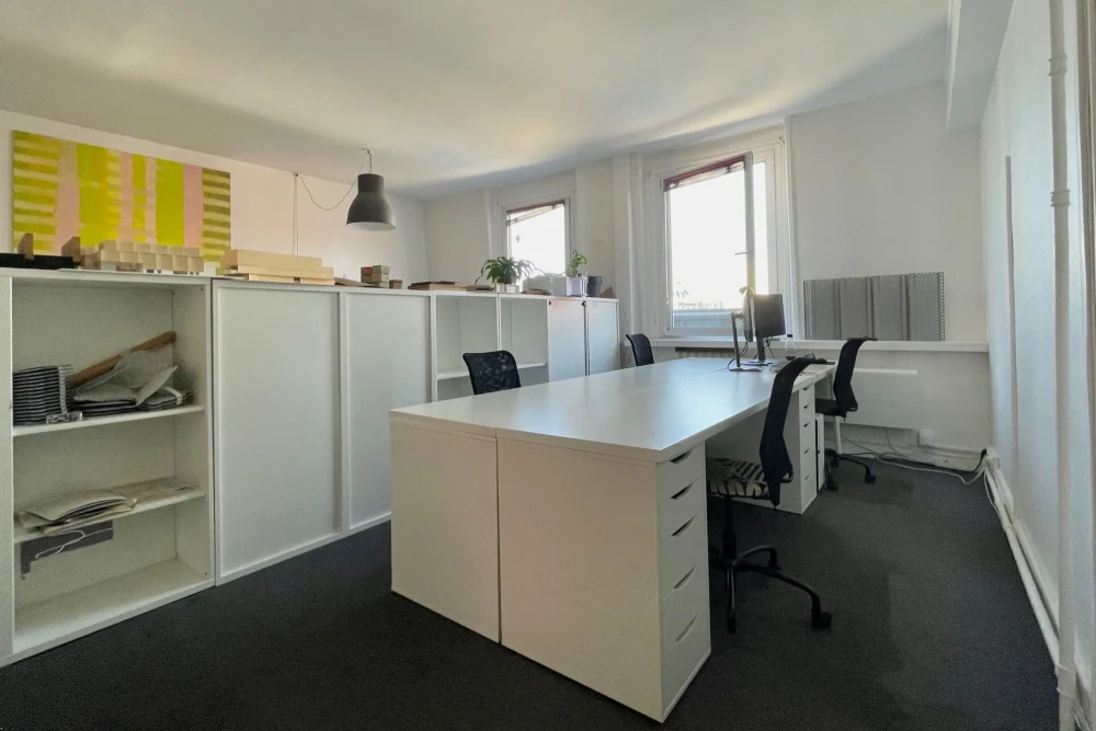 Open Space - 75010 - 1 poste - 300€