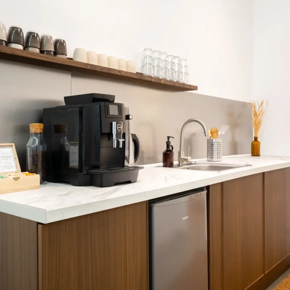 Open Space  8 postes Location bureau Rue Berlioz Marseille 13006 - photo 4