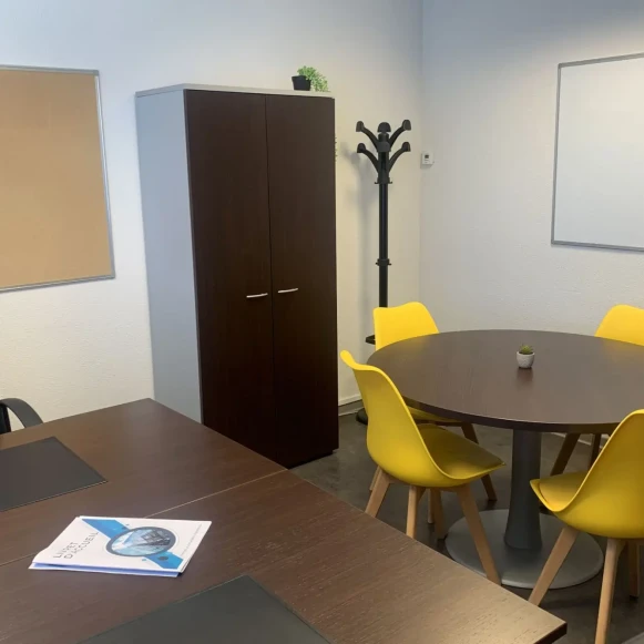 Bureau privé 15 m² 2 postes Coworking Rue du Moulinas Cabestany 66330 - photo 1