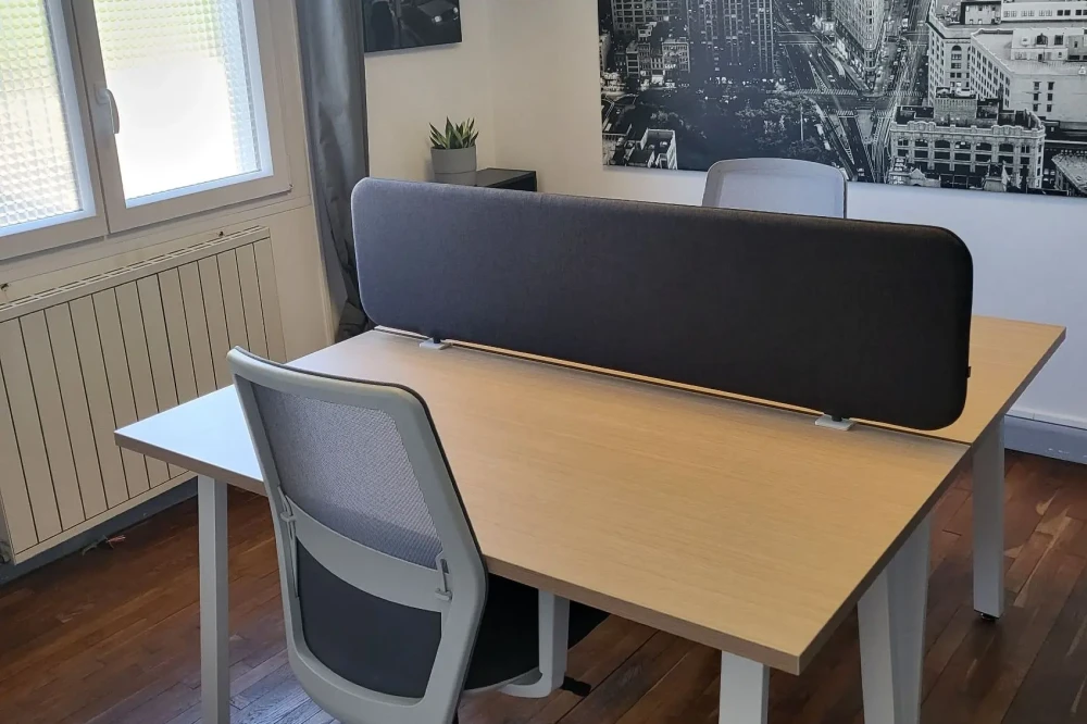 Bureau privé - 25000 - 2 postes - 500€