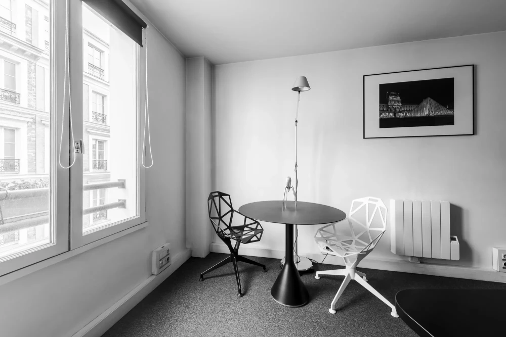 Bureau privé - 75004 - 2 postes - 990€