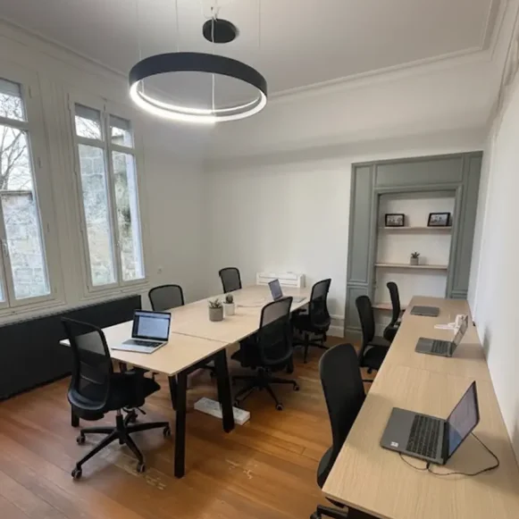 Bureau privé 32 m² 8 postes Location bureau Rue Turenne Bordeaux 33000 - photo 1