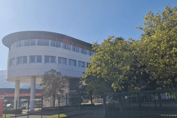 Bureau privé - 38760 - 4 postes - 220€