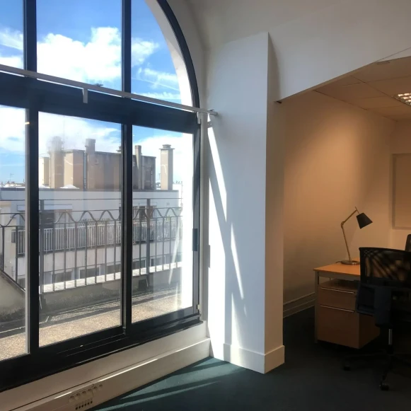 Bureau privé 23 m² 5 postes Coworking Rue des Petits Hôtels Paris 75010 - photo 3