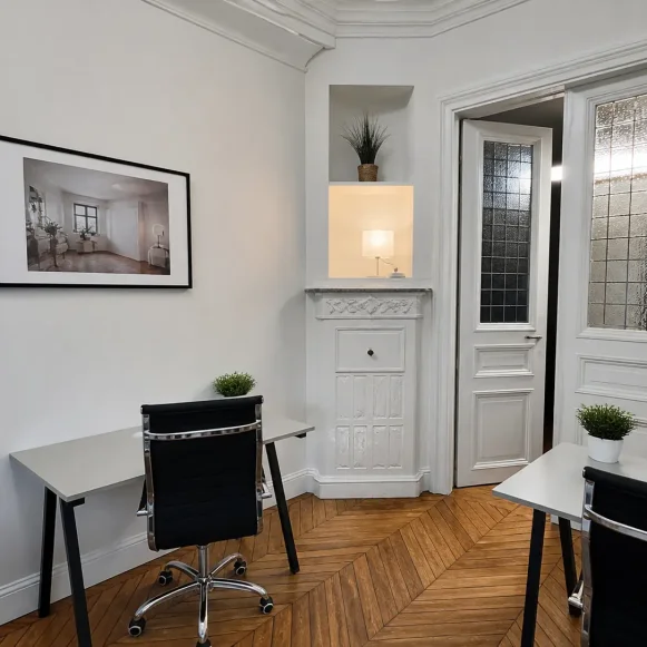 Bureau privé 15 m² 4 postes Location bureau Avenue de Friedland Paris 75008 - photo 2