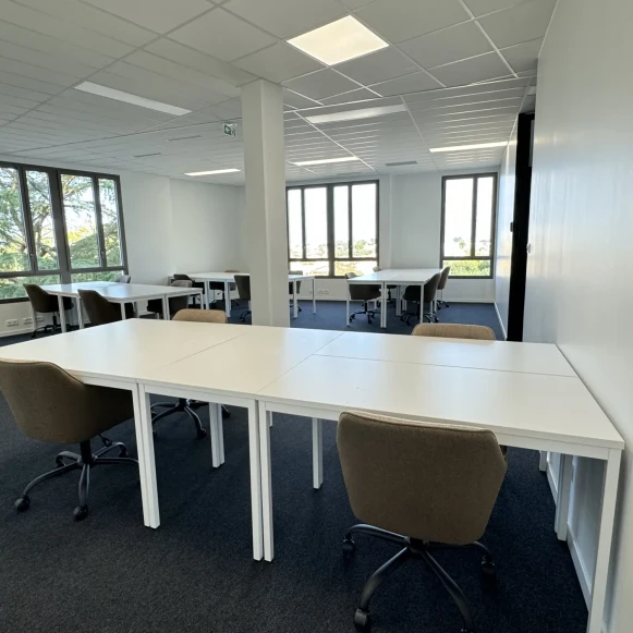 Open Space  24 postes Coworking Rue Ferdinand Buisson Bègles 33130 - photo 4