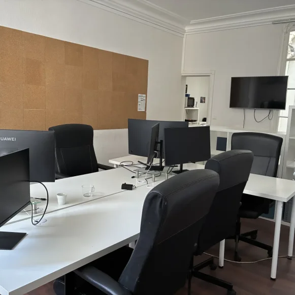 Bureau privé 24 m² 6 postes Location bureau Rue Sainte-Anne Paris 75002 - photo 2