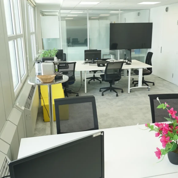 Bureau privé 40 m² 8 postes Location bureau Parvis de la Défense Puteaux 92800 - photo 1