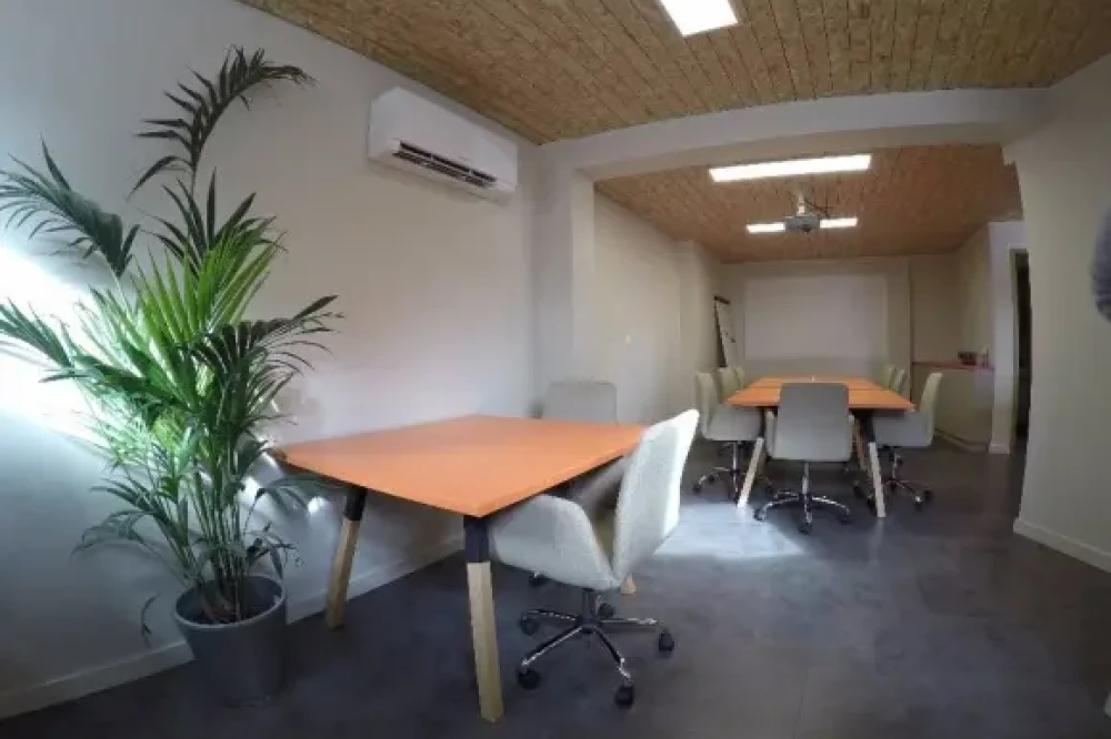 Open Space - 33000 - 6 postes - 250€
