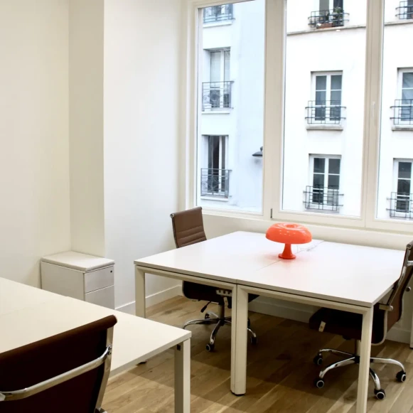 Bureau privé 20 m² 5 postes Coworking Rue Bichat Paris 75010 - photo 2