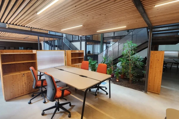 Open Space - 69600 - 18 postes - 265€