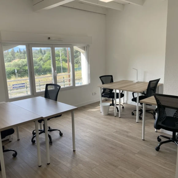 Bureau privé 20 m² 5 postes Coworking Rue Pierre Semard Le Soler 66270 - photo 2