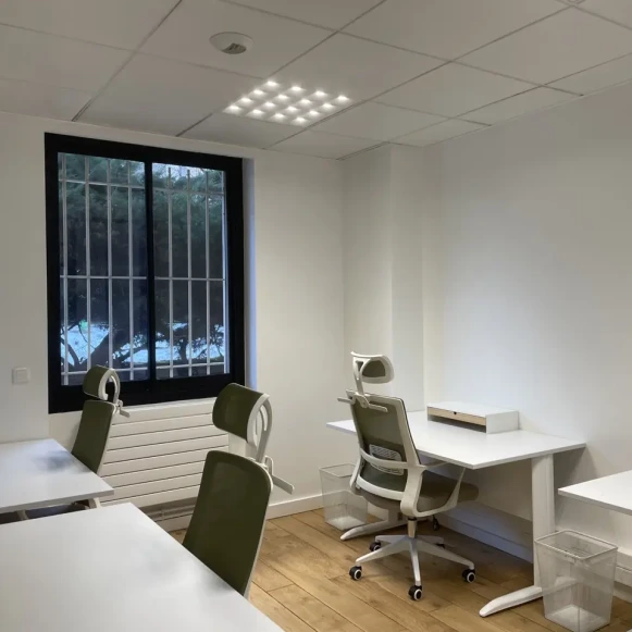 Bureau privé 15 m² 2 postes Location bureau Rue Guy Môquet Paris 75017 - photo 5