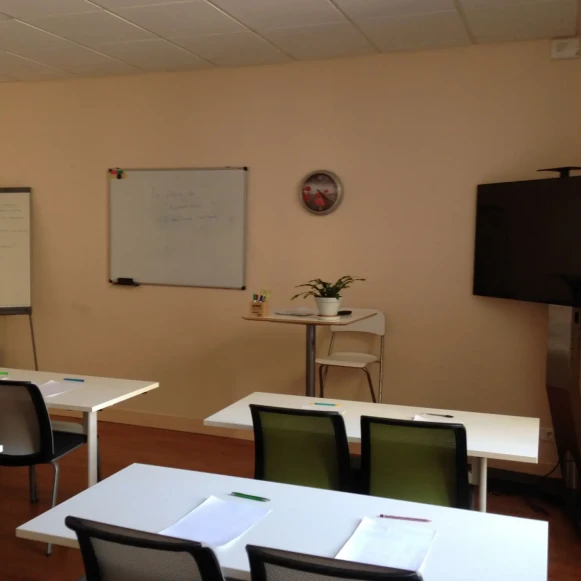 Bureau privé 32 m² 18 postes Coworking Rue Grosse Horloge Saint-Jean-d'Angély 17400 - photo 5