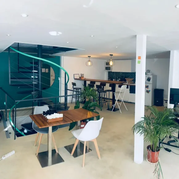 Open Space  20 postes Location bureau Rue de Lodi Marseille 13006 - photo 1