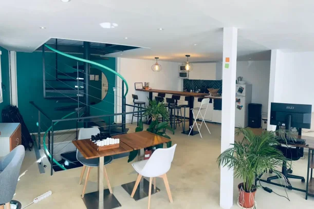 Open Space - 13006 - 20 postes - 250€
