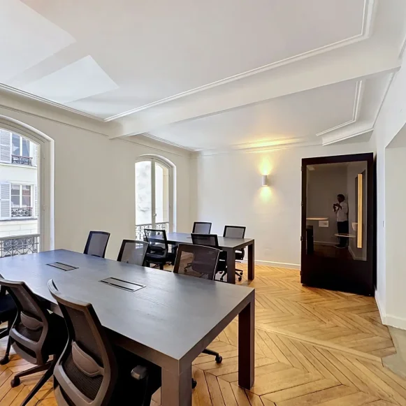 Espace indépendant 60 m² 14 postes Location bureau Rue Truffaut Paris 75017 - photo 1