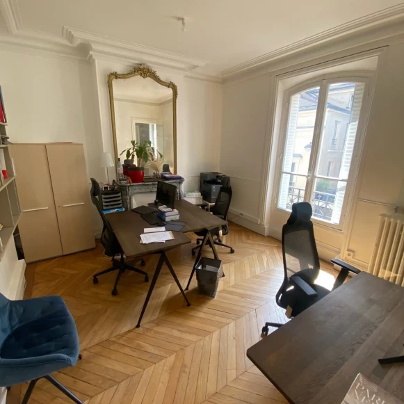 Bureau privé 26 m² 3 postes Location bureau Rue de Mogador Paris 75009 - photo 2