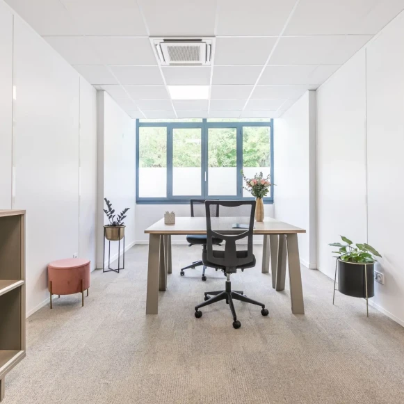 Bureau privé 15 m² 3 postes Coworking Rue Salvador Allende Poitiers 86000 - photo 1