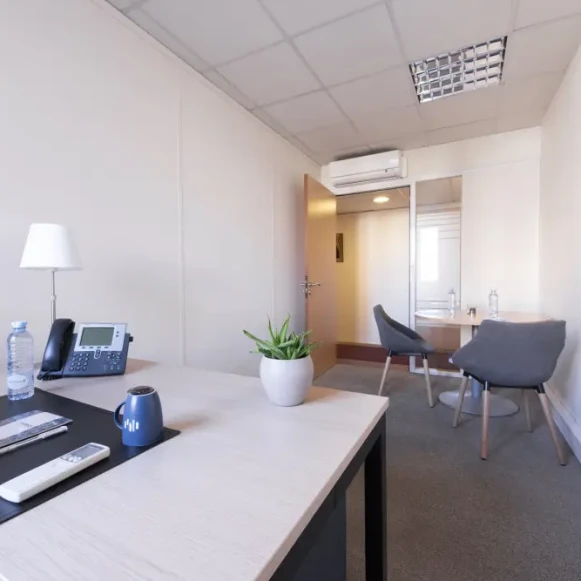 Bureau privé 17 m² 2 postes Coworking Avenue Victor Hugo Boulogne-Billancourt 92100 - photo 2