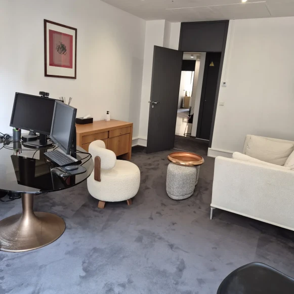 Bureau privé 20 m² 3 postes Location bureau Rue La Pérouse Paris 75016 - photo 3
