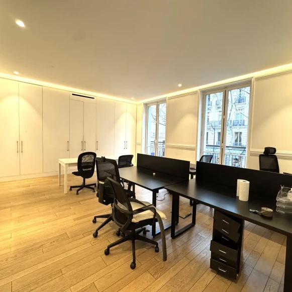 Espace indépendant 247 m² 32 postes Location bureau Avenue Franklin Delano Roosevelt Paris 75008 - photo 2