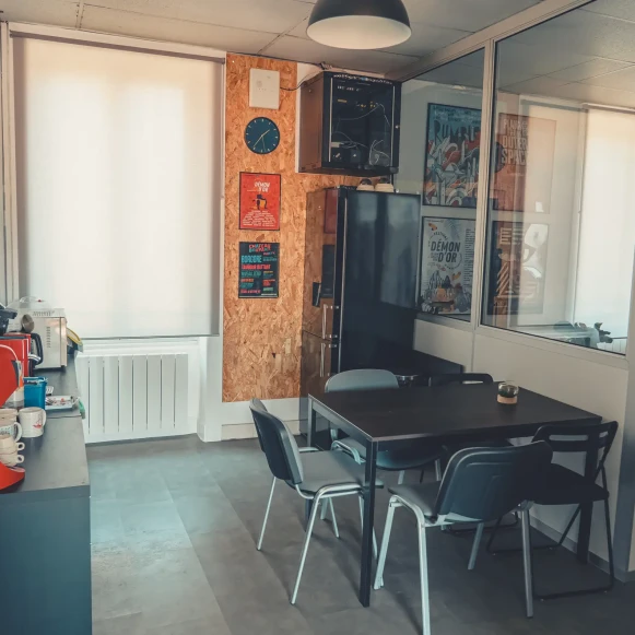 Bureau privé 22 m² 4 postes Coworking Rue Emile Decorps Villeurbanne 69100 - photo 3