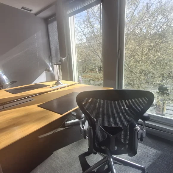 Bureau privé 15 m² 3 postes Location bureau Avenue des Champs-Élysées Paris 75008 - photo 2