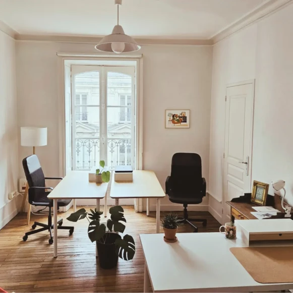 Bureau privé 15 m² 3 postes Location bureau Rue de Strasbourg Nantes 44000 - photo 1