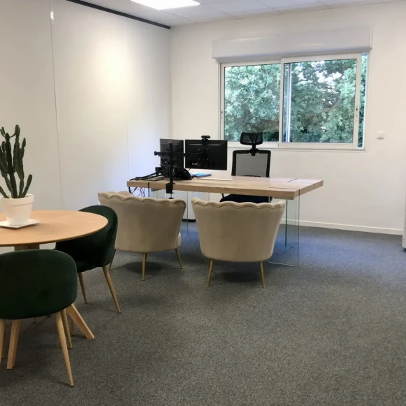 Bureau privé 25 m² 3 postes Coworking Rue du Landreau Beaucouzé 49070 - photo 1