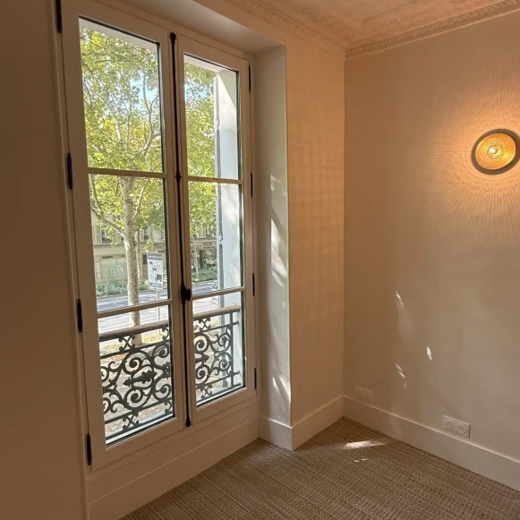 Bureau privé 33 m² 6 postes Location bureau Avenue Denfert Rochereau Paris 75014 - photo 5