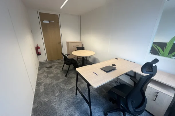 Bureau privé - 92800 - 3 postes - 1080€