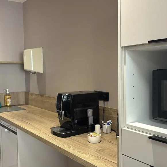 Bureau privé 18 m² 3 postes Coworking Chemin des Vernèdes Puget-sur-Argens 83480 - photo 3