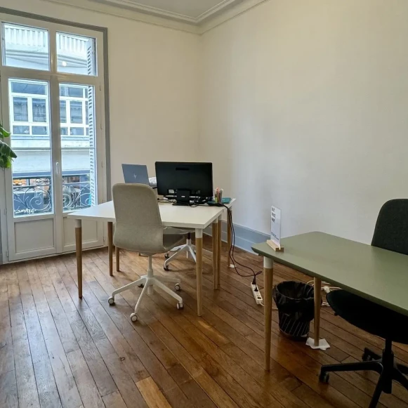 Bureau privé 18 m² 3 postes Coworking Rue d'Entraigues Tours 37000 - photo 1