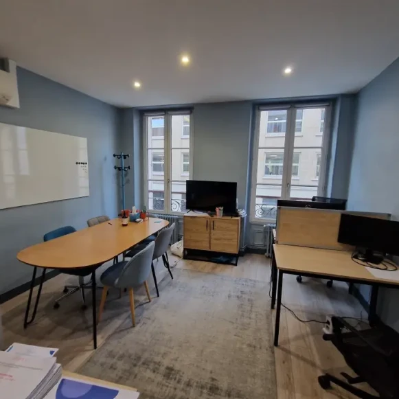 Bureau privé 17 m² 4 postes Location bureau Rue de Surène Paris 75008 - photo 2