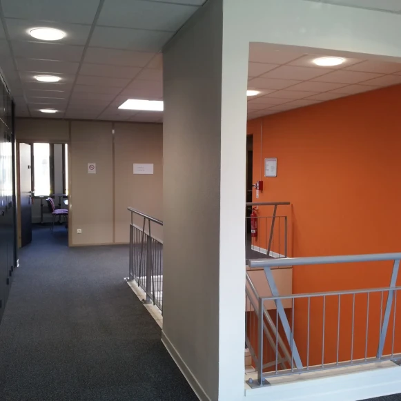 Bureau privé 25 m² 4 postes Coworking Rue de la Découverte Labège 31670 - photo 4
