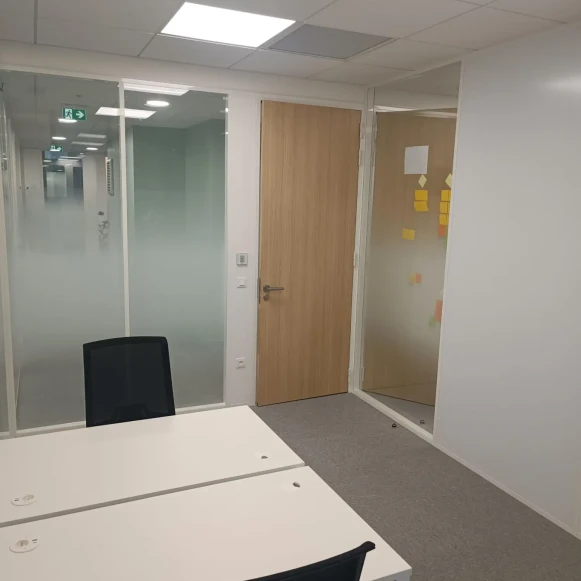 Bureau privé 22 m² 4 postes Coworking Boulevard Van Gogh Villeneuve-d'Ascq 59650 - photo 2